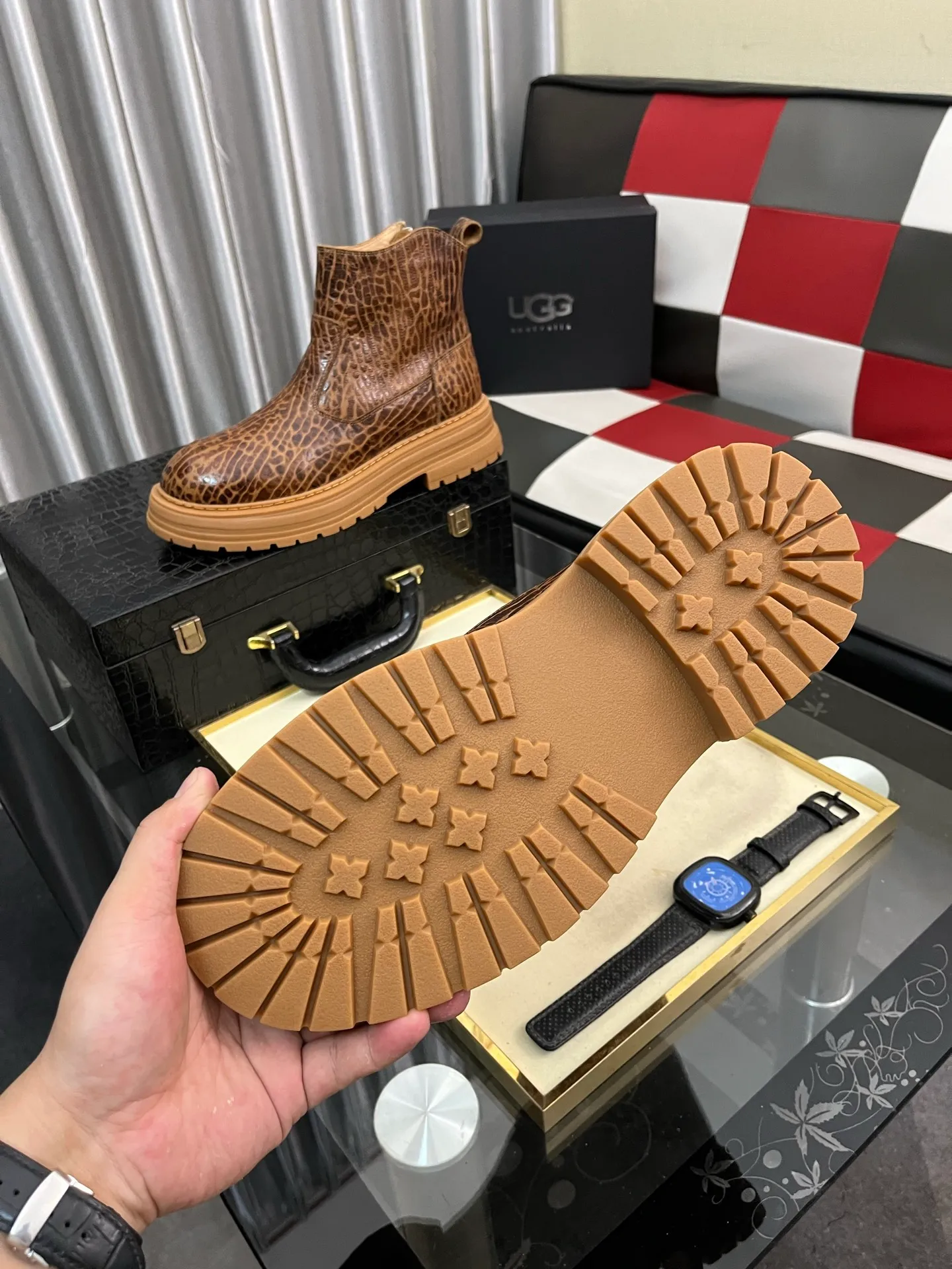 Ex-factory price: 680⌚️⌚️Thick wool imported from Australia Brand: UGG genuine purchasing agent Size: 39-44 (45 customized) Grade: Official website 1:1 Material: First layer of genuine leather waterproof and antifreeze upper Real wool lining Original non-slip and wear-resistant outsole Style category: Men's casual shoes Trendy style Comfortable on the feet Color: Official website color synchronization
